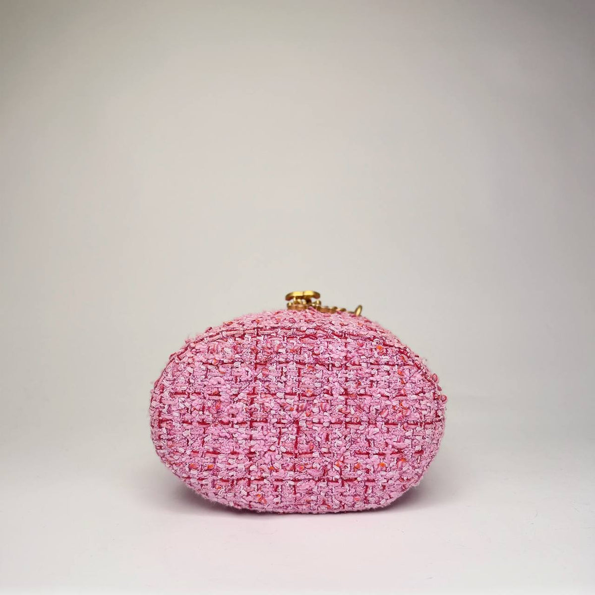 Chanel Tweed Bucket Bag pink, base view of the oval bottom