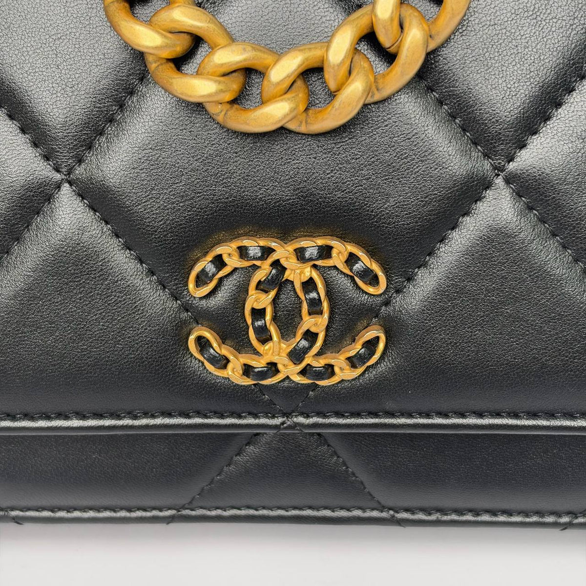 Chanel 19 Wallet on Chain black, close-up of leather-woven CC logo