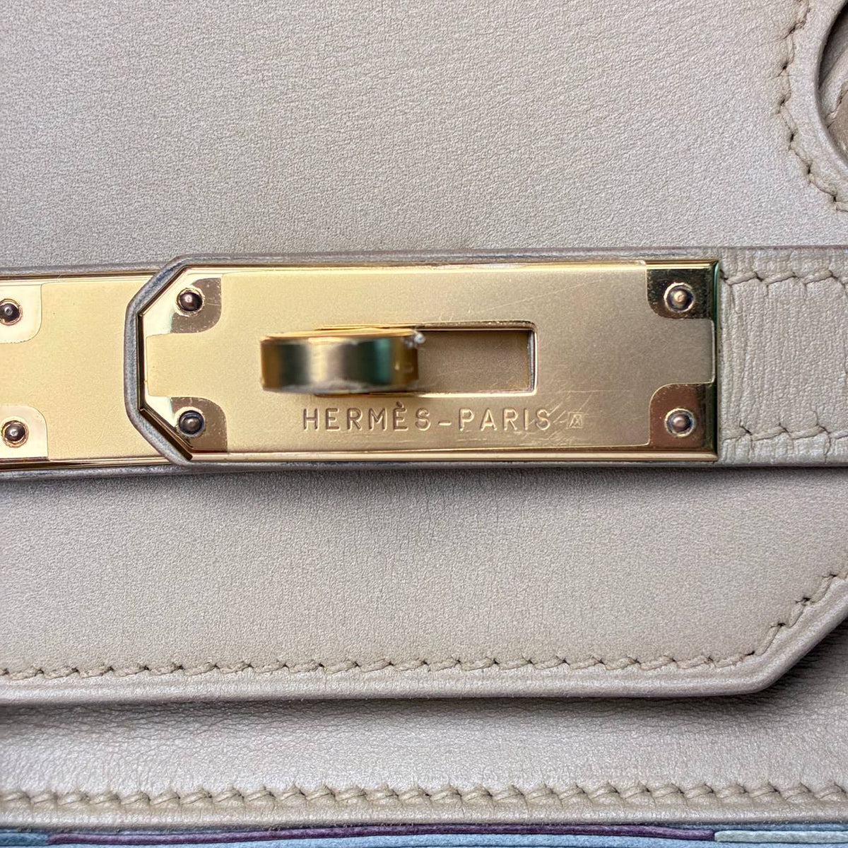 Hermès Birkin 35 Box Calf Vibrato, gold-tone turn-lock with Hermès-Paris engraving close-up
