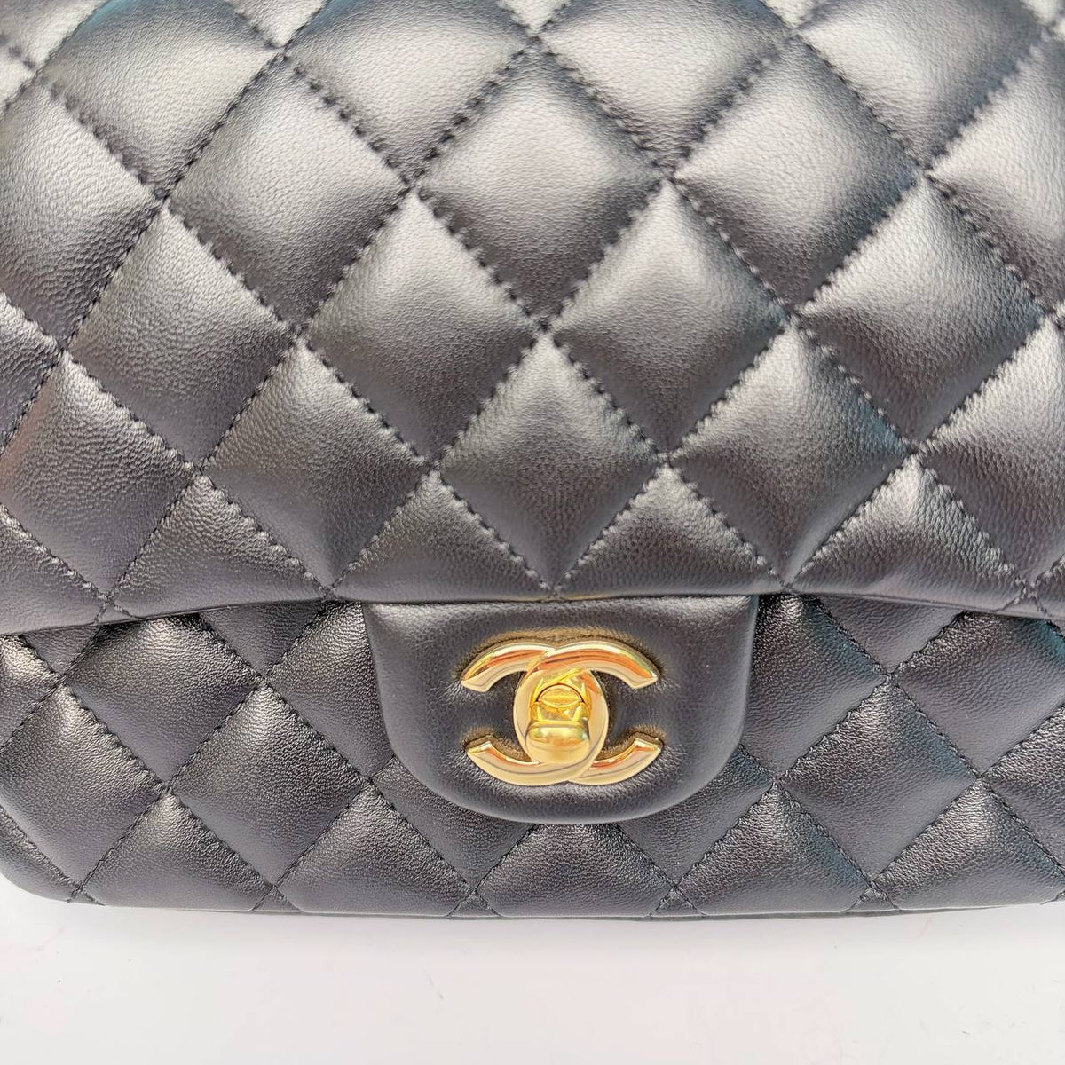 Chanel quilted flap bag black, close-up of CC turnlock