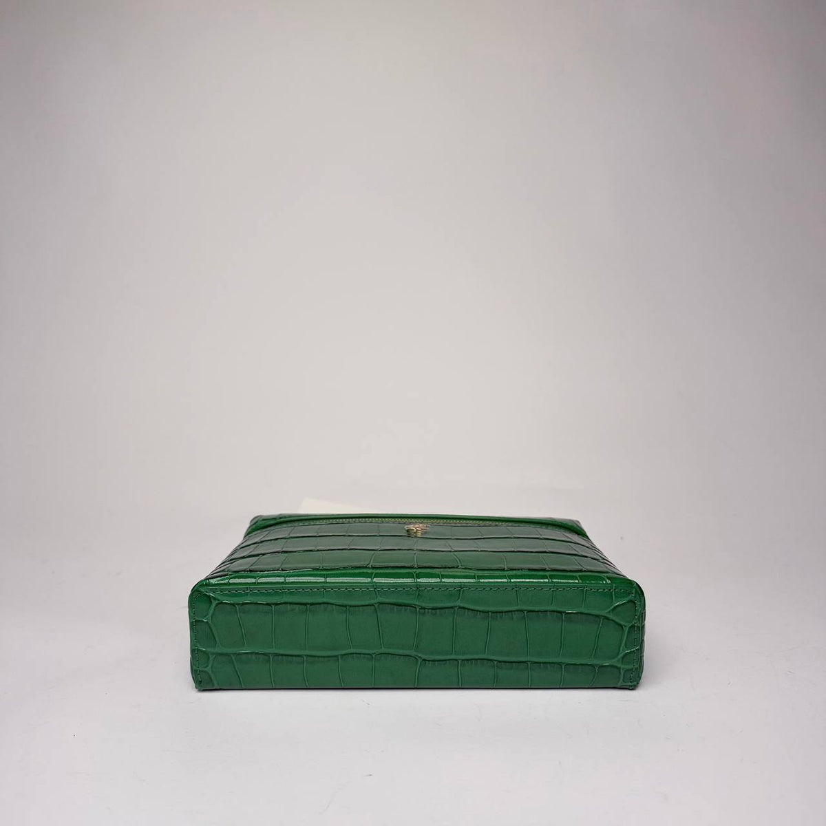 Chanel Slim Vanity Case green, base view of the croc-pattern leather