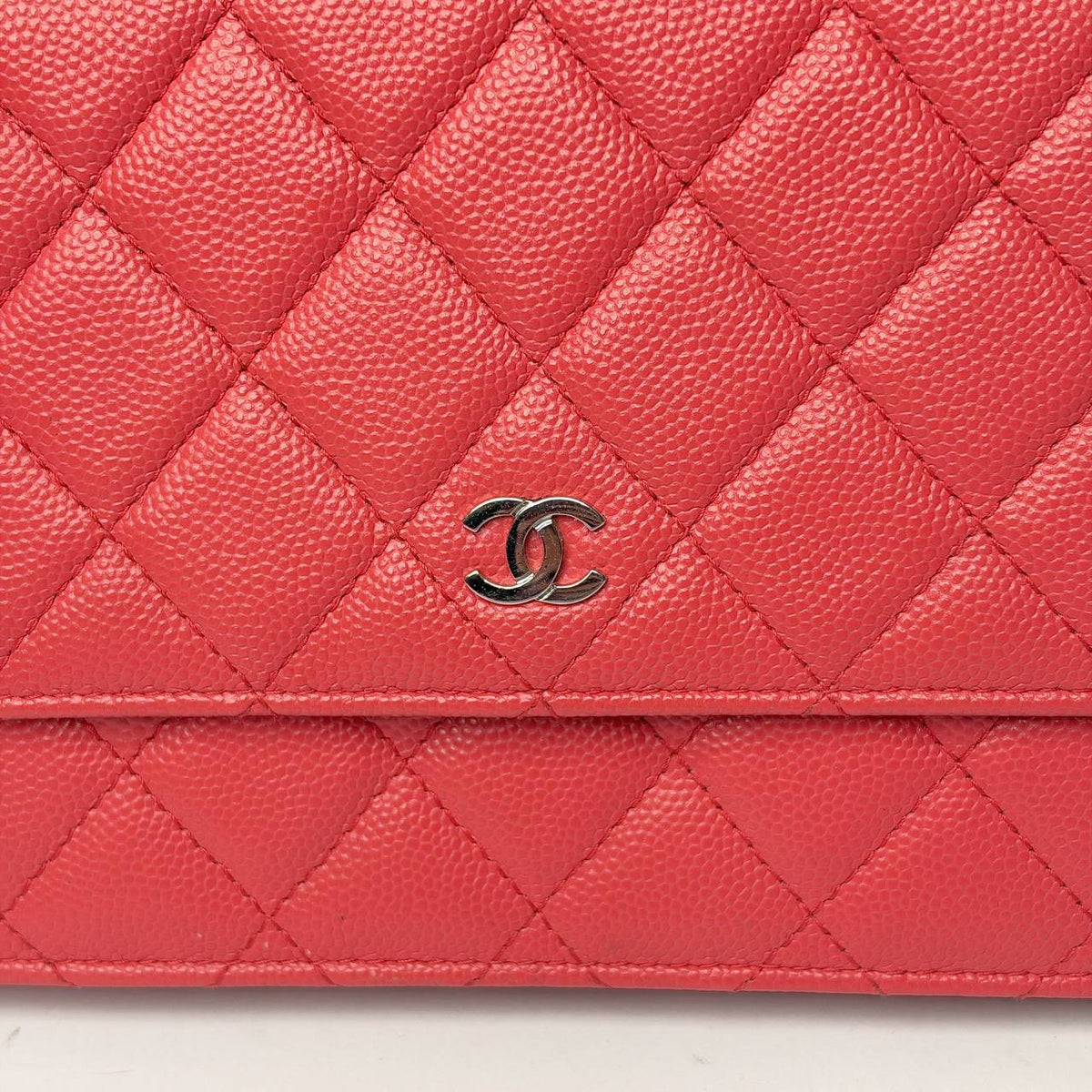Chanel Wallet on Chain red, close-up of the silver CC logo on grained caviar leather