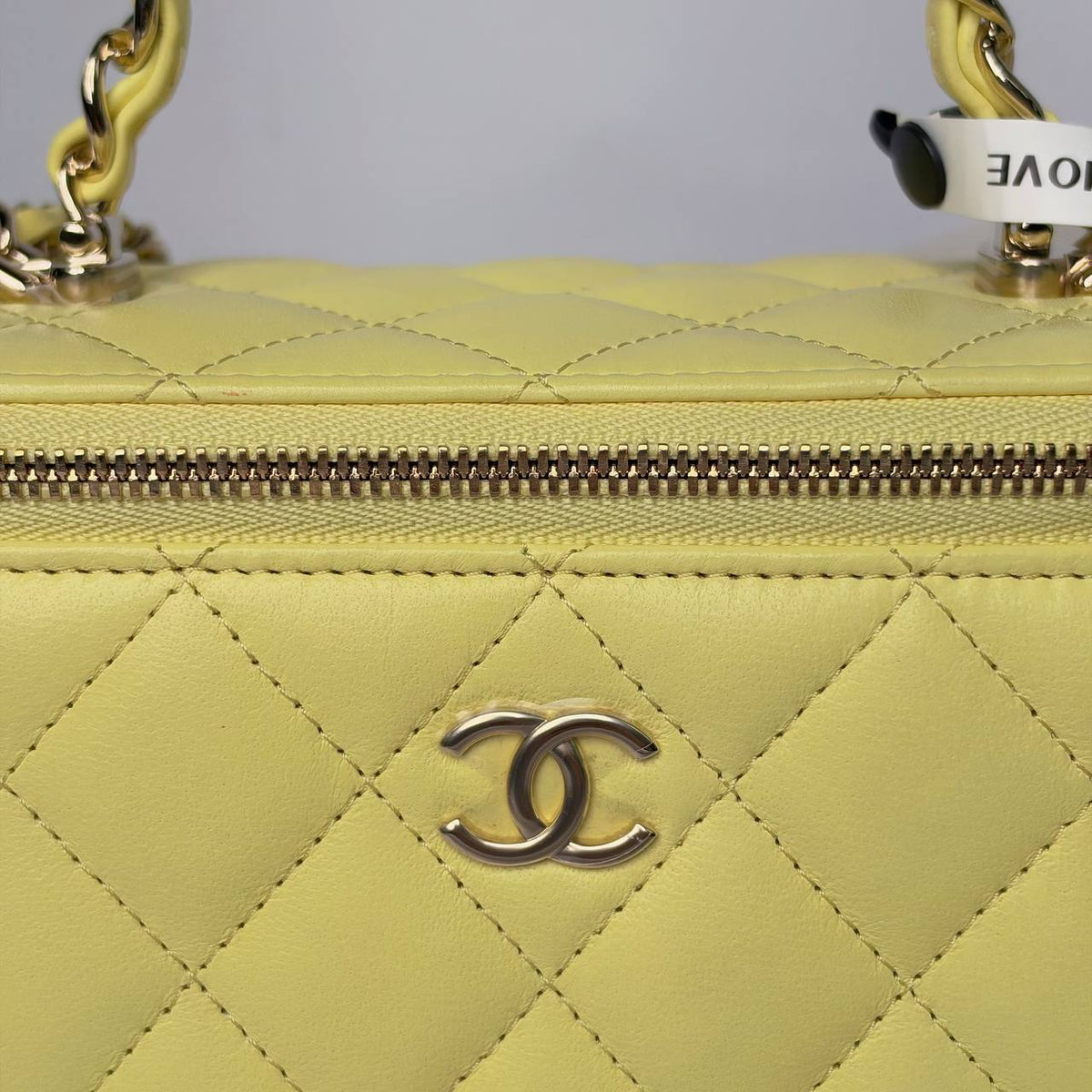 Chanel Top Handle Vanity Case yellow, close-up of CC logo and zipper