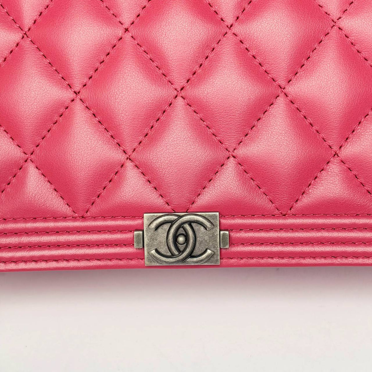 Chanel Boy Wallet on Chain pink, close-up of Boy clasp