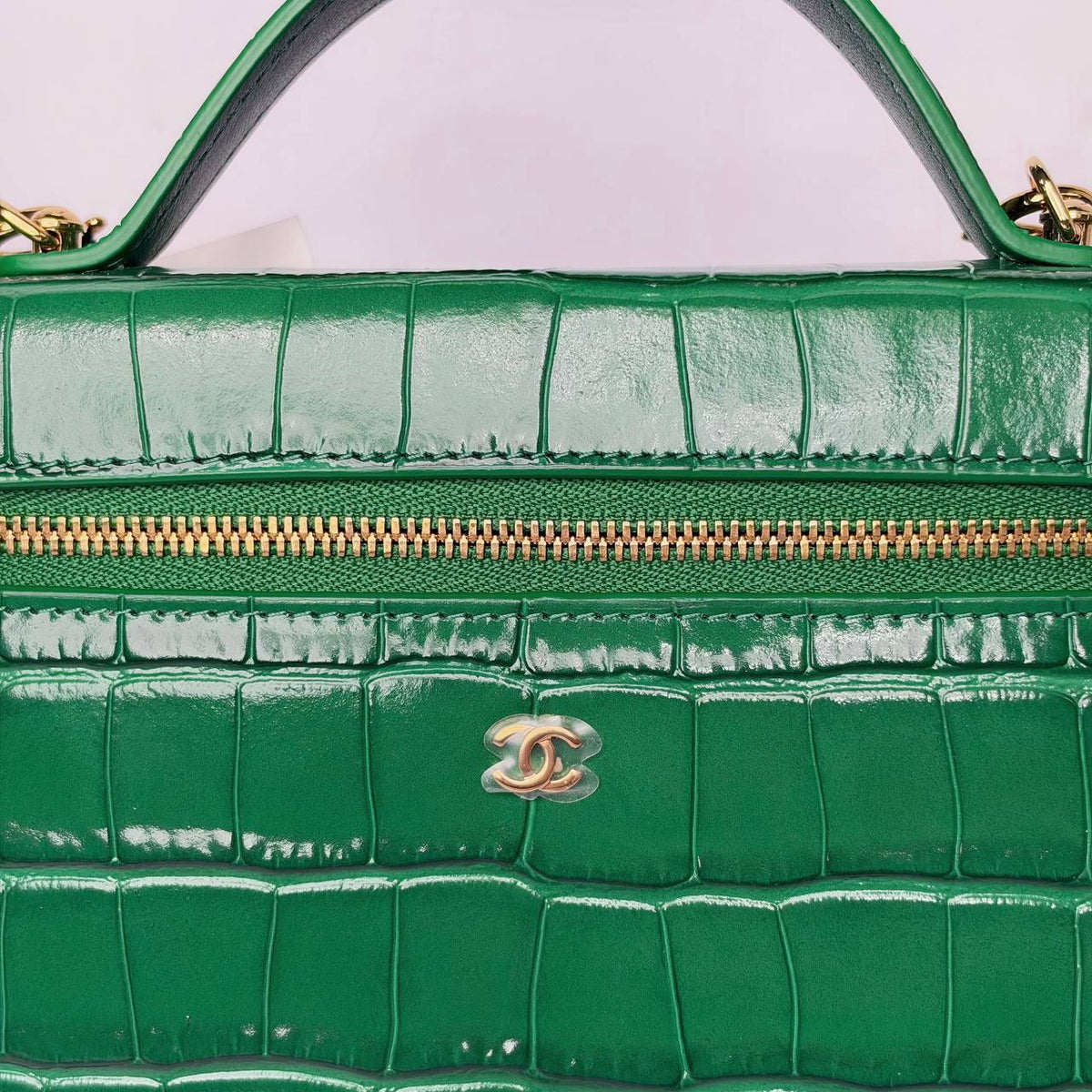 Chanel Slim Vanity Case green, close-up of the gold zipper and small CC logo