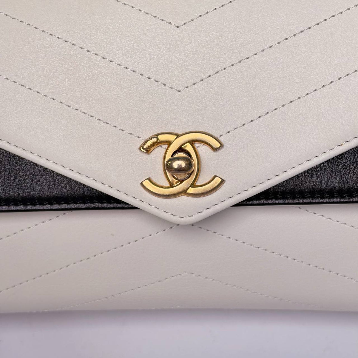 Chanel Chevron Envelope Flap Bag white, close-up of CC turnlock and chevron stitching
