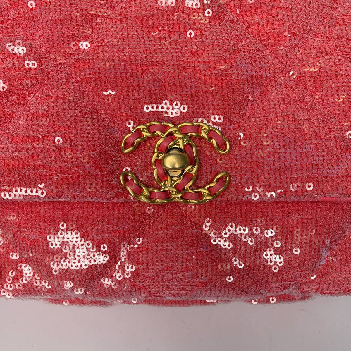 Chanel 19 Flap Bag coral pink sequin, close-up of leather-woven CC turnlock