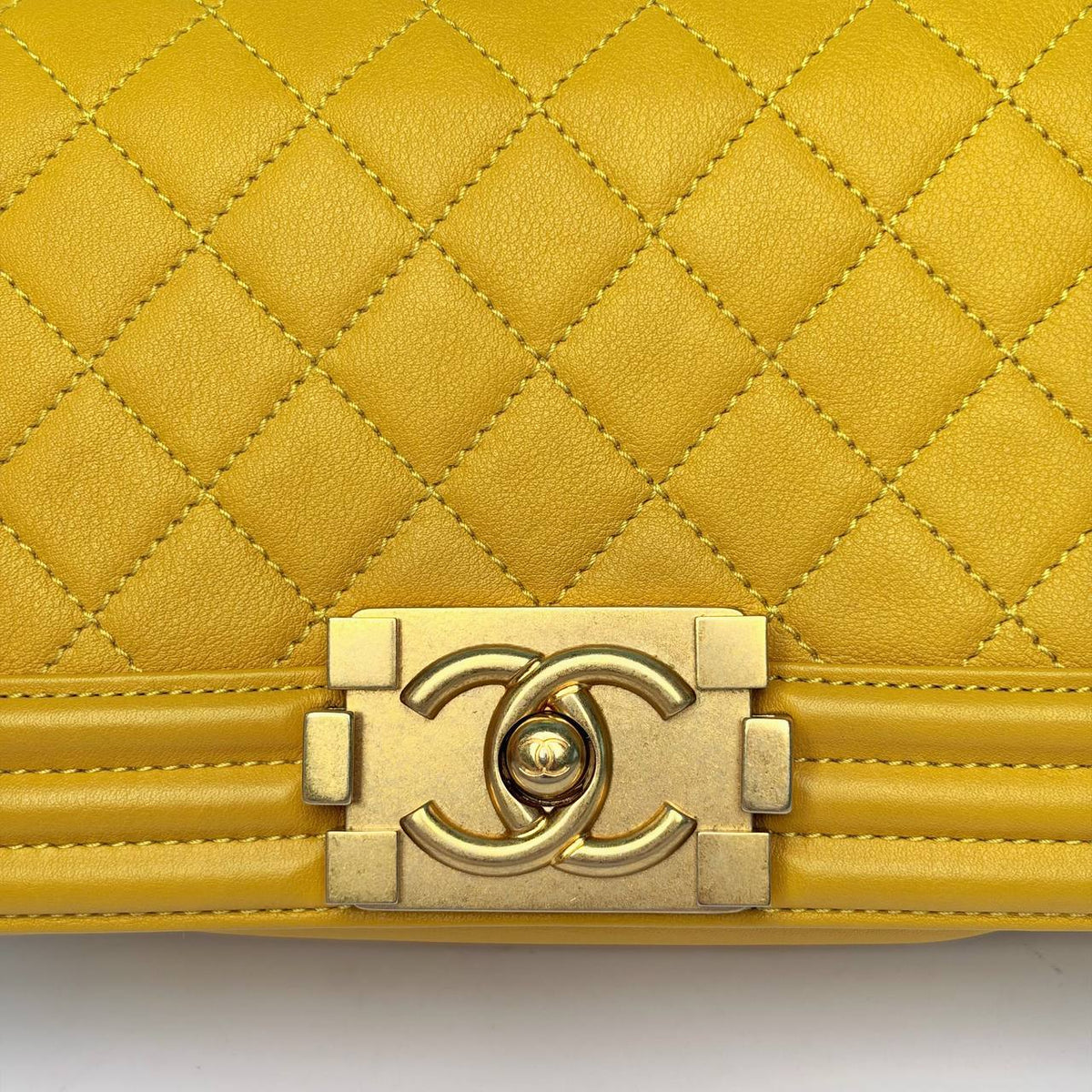Chanel Boy Bag yellow, close-up of Boy clasp and quilting