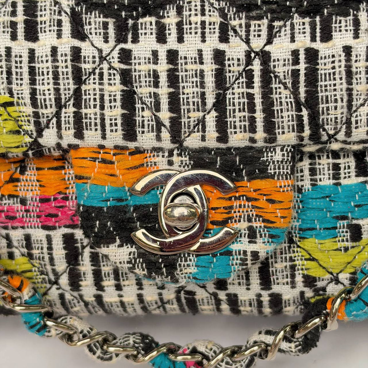 Chanel Easy Flap Bag multicolor tweed, close-up of the silver CC turnlock and tweed-woven chain
